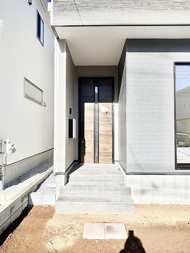 シンプルで落ち着いた雰囲気の玄関でご家族やお客様をお出迎え!