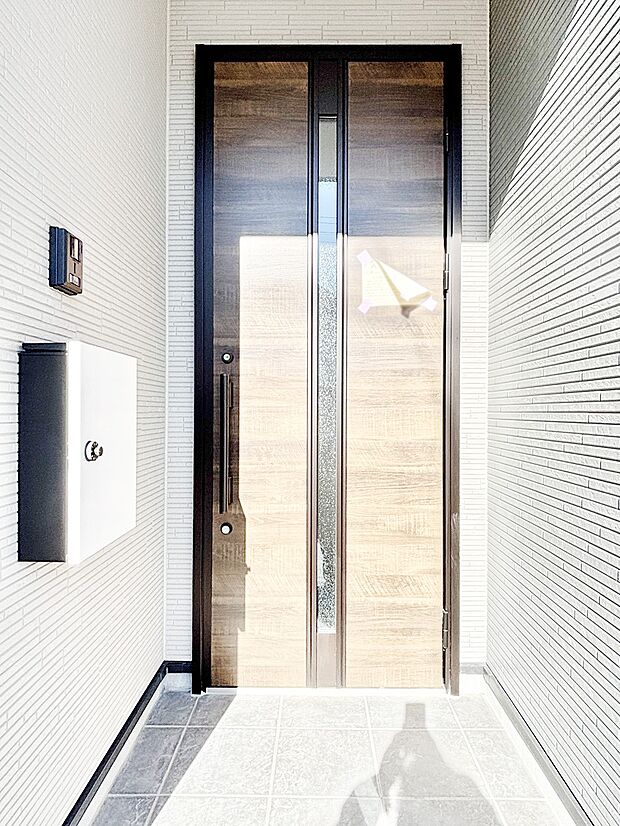 住まいの顔を演出する、玄関ドア。