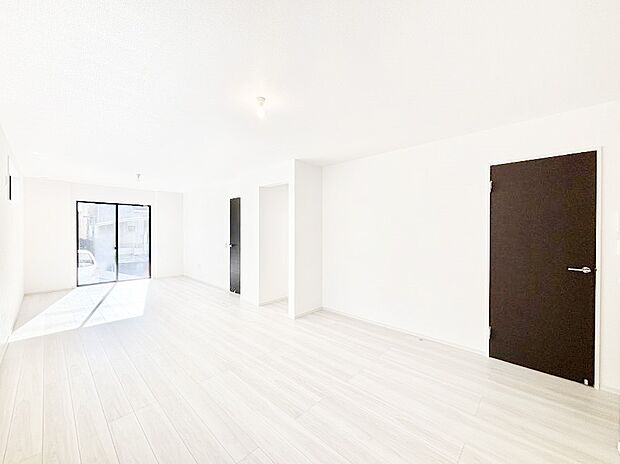 明るい陽光が注ぎ、寛ぎの雰囲気に満たされるリビングダイニング