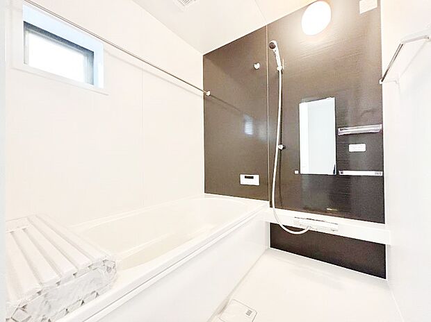 落ち着いた雰囲気でゆっくりお寛ぎいただけるバスルーム。