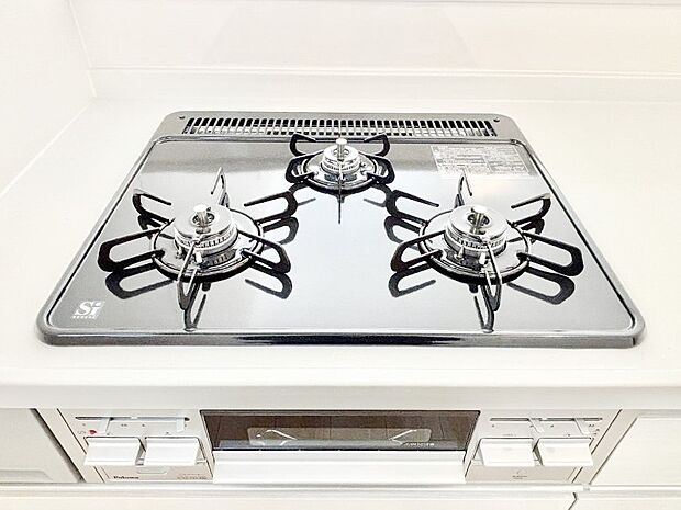 ガスコンロはSiセンサー搭載。火力調節や焦げ付き・消し忘れも防いでくれます。