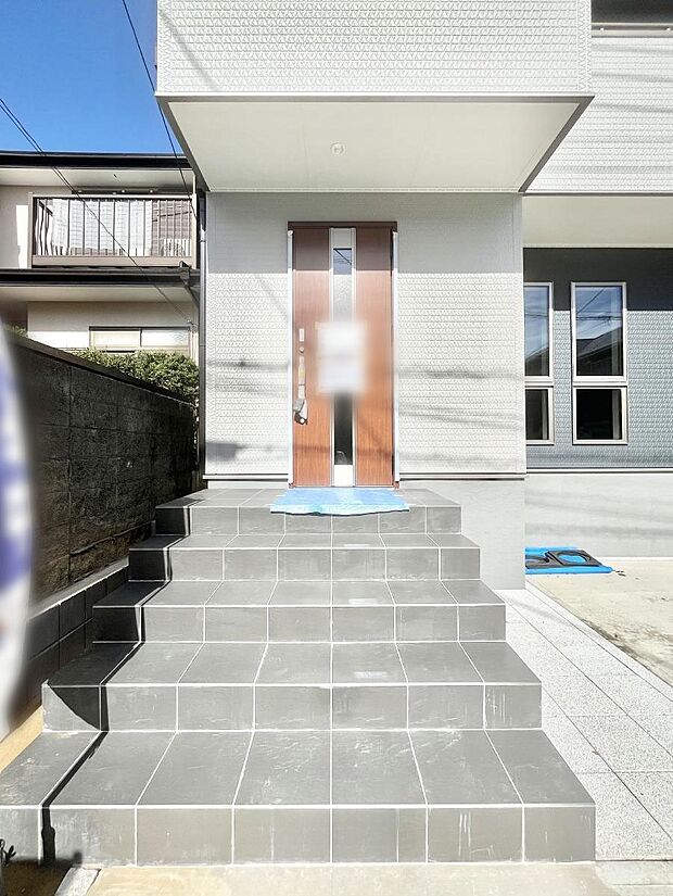 玄関アプローチにはプランターを並べて季節の花でお客様をおもてなしできます。