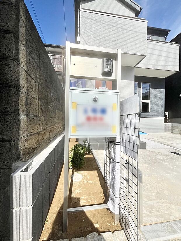 表札・インターホン・ポストをひとつに集約。エントランスになじむシンプルデザイン。