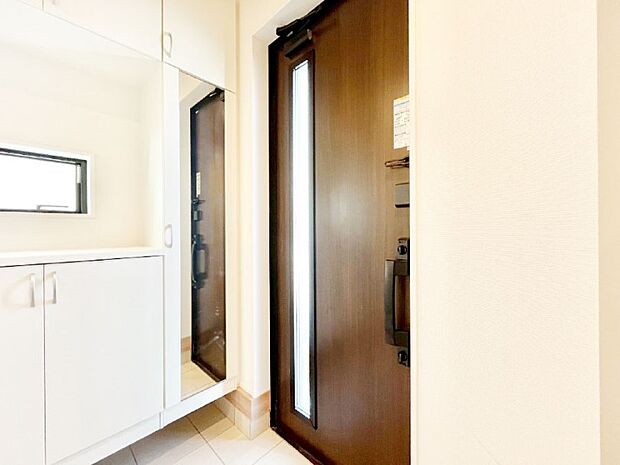 明るい陽光が入り込む玄関。ご家族の靴もスッキリ収納できる玄関収納付きです。