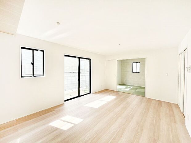 明るい陽光が注ぎ、寛ぎの雰囲気に満たされるリビングダイニング 