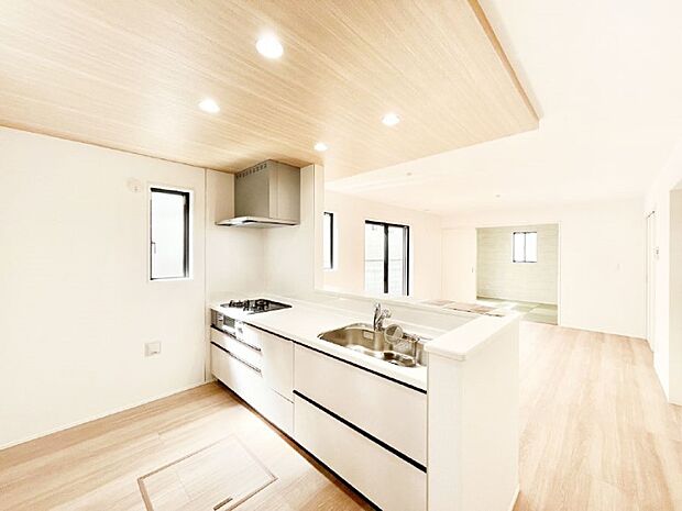 ご家族の会話弾む対面キッチン。お料理中のパパママもご家族と過ごす時間が増えそう！