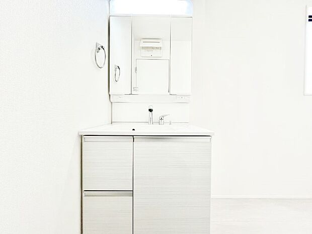 三面鏡キャビネット・シャワー付き洗面化粧台で忙しい朝の身支度もスムーズに！