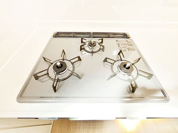 ガスコンロはＳｉセンサー搭載。火力調節や焦げ付き・消し忘れも防いでくれます。