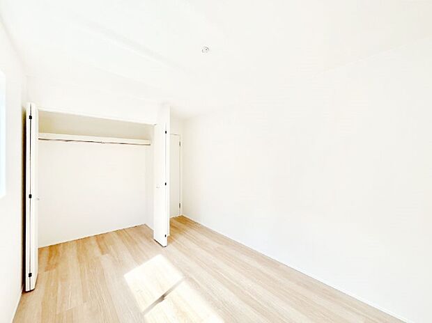 洋室にはクローゼット付き。スッキリとした空間でゆったり寛げます！