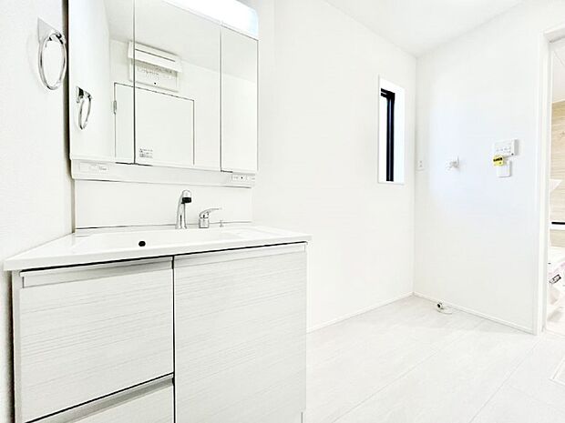 柔らかな朝の光を感じられる窓がついた洗面室