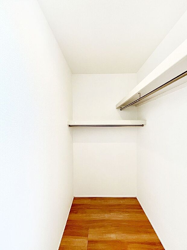 衣類をハンガーに掛けたまま収納できるWIC。衣類の整理整頓がしやすくて便利です!