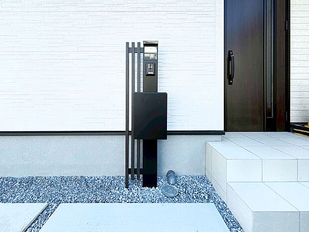 表札・インターホン・ポストをひとつに集約。エントランスになじむシンプルデザイン。