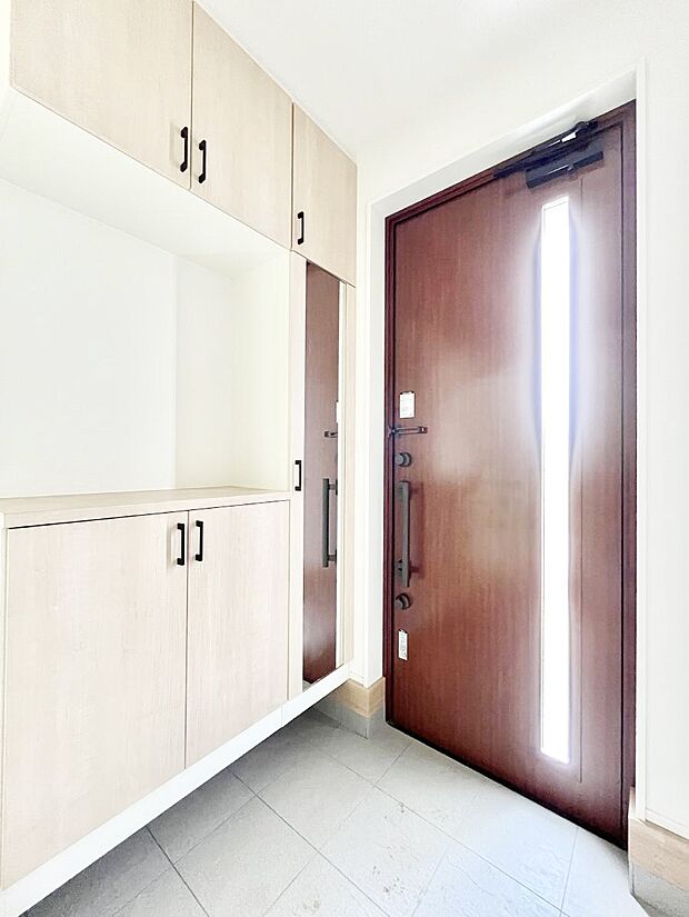 ガラススリットの入った玄関ドアが室内に光を届けてくれます  