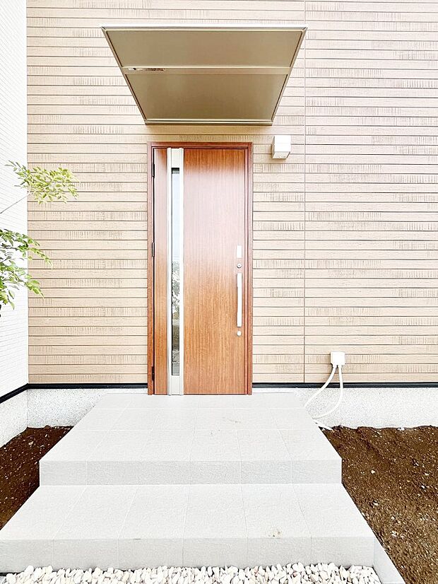 玄関前は雨が降っても濡れにくい屋根付き