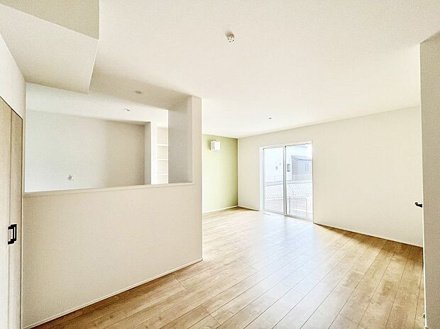 大きな窓からたっぷりの陽光と風を感じられるリビング