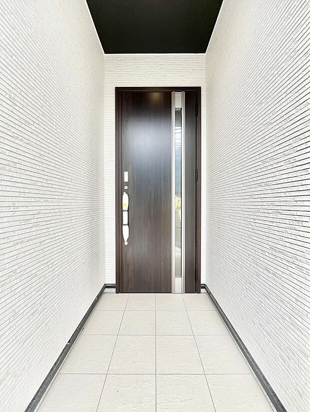 大切な家族、来客を出迎える玄関。