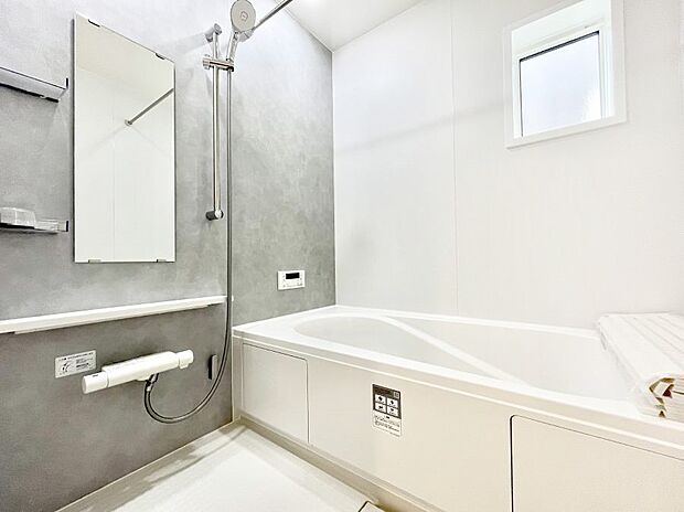 落ち着いた色合いの壁面、ゆっくりゆったり寛げるバスルーム。  