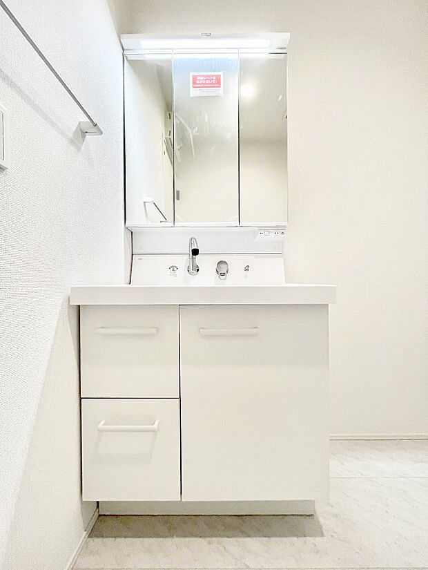 収納力と機能性に優れたお手入れラクラク洗面化粧台！  