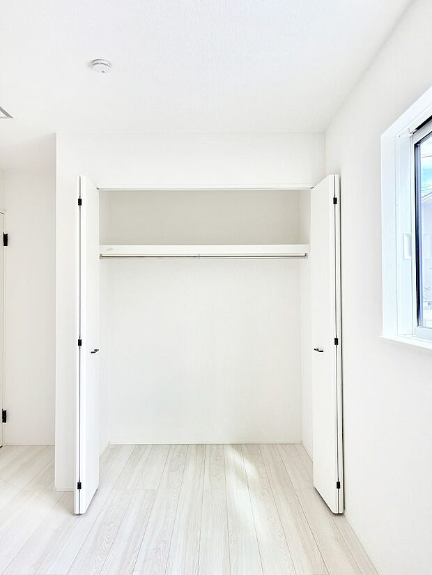 洋室のクローゼット。棚を設置し、機能的に整理が出来ます。    