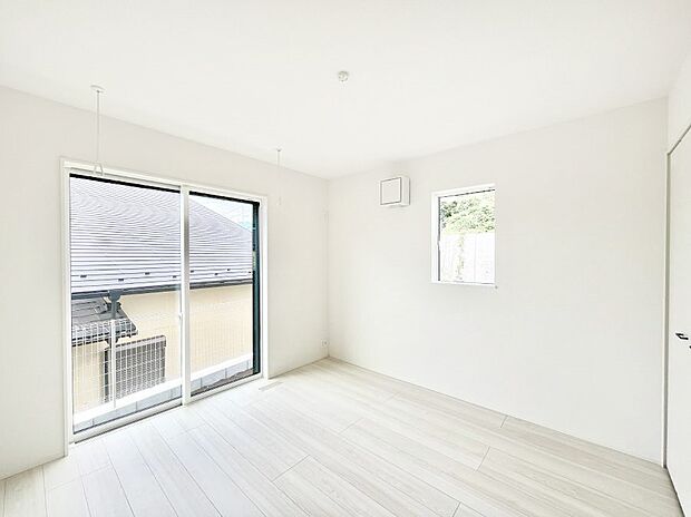 バルコニーが開放感をプラスしてくれる洋室。  