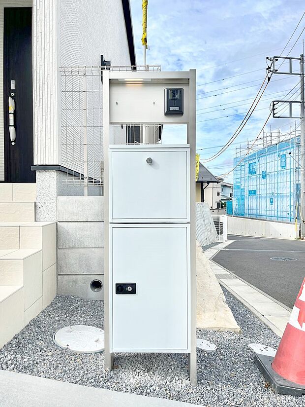 シンプルデザインのポスト。