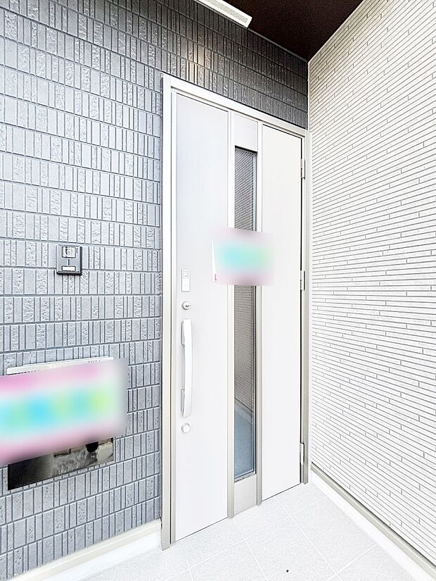 玄関前は雨が降っても濡れにくい屋根付き