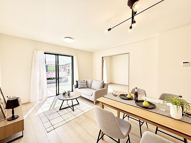 大きな窓からたっぷりの陽光と風を感じられるリビング