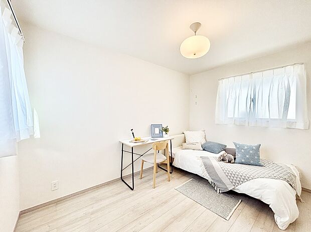 窓からのやさしい光が心地よいプライベートルーム