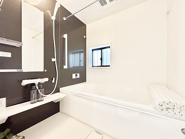 一日の疲れを癒してくれる明るい清潔感のあるバスルーム