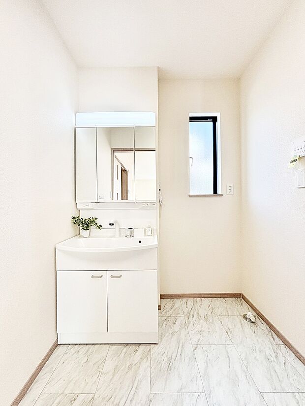 収納力と機能性に優れた洗面化粧台