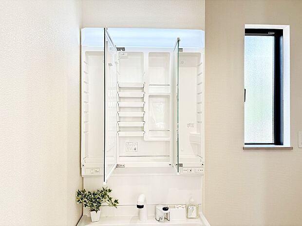 三面鏡の裏に、化粧品や衛生用品などを収納可能。洗面台をすっきりと保ちます！