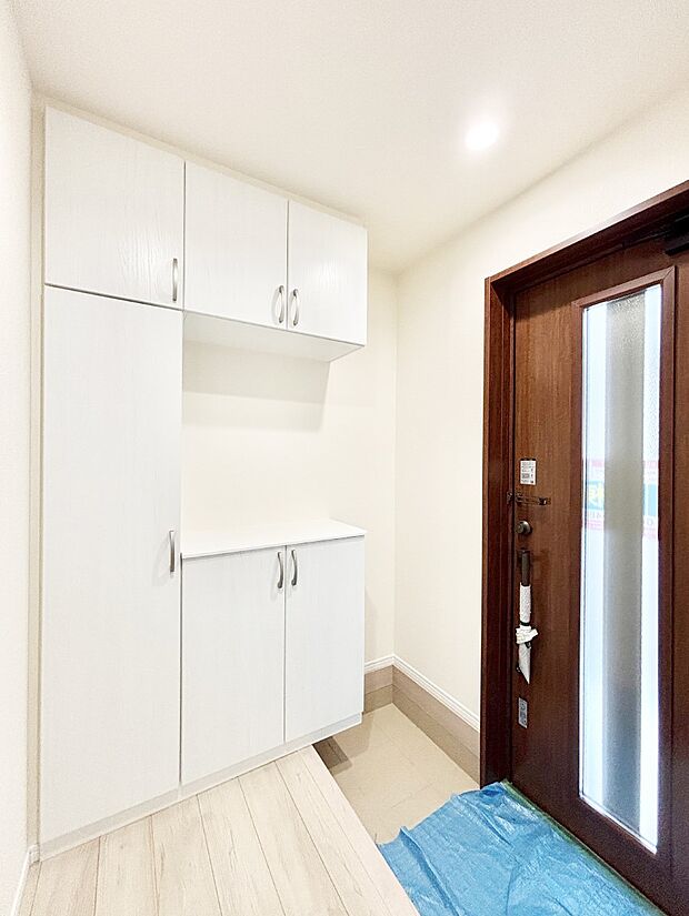 ガラススリットの入った玄関ドアが室内に光を届けてくれます