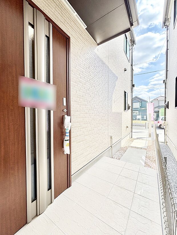 シンプルで落ち着いた雰囲気の玄関周り