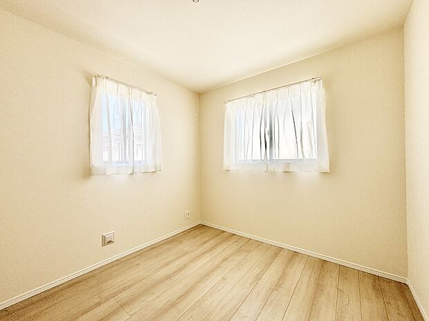 窓からのやさしい光が心地よいプライベートルーム