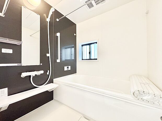 一日の疲れを癒してくれる明るい清潔感のあるバスルーム