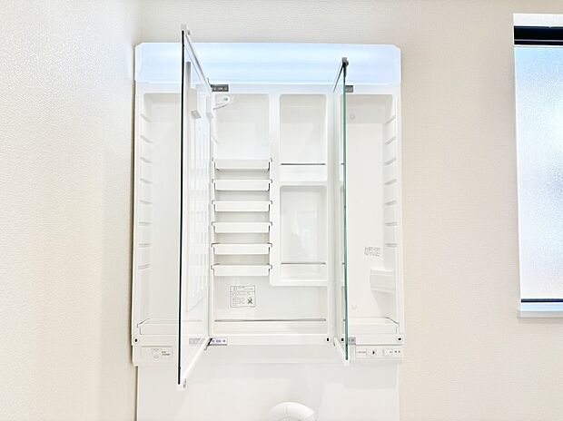 三面鏡の裏に、化粧品や衛生用品などを収納可能。洗面台をすっきりと保ちます！