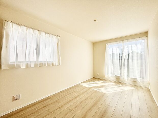 バルコニーが開放感をプラスしてくれる洋室