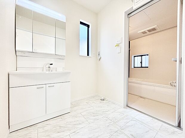 清潔感ある洗面化粧室で朝の身支度も快適