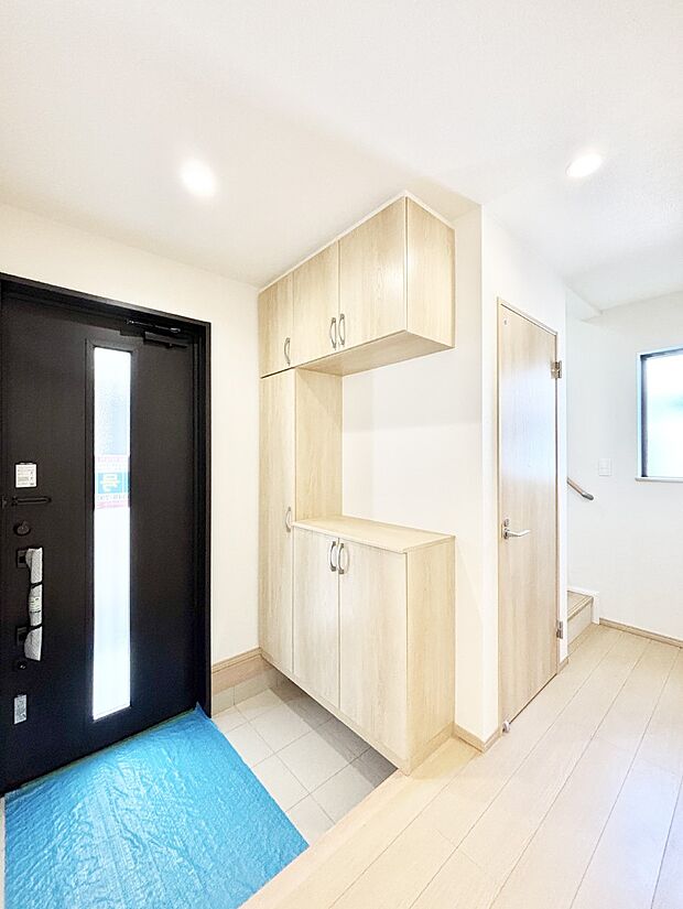 下駄箱はご家族の写真や季節のインテリアで飾り棚として演出できます