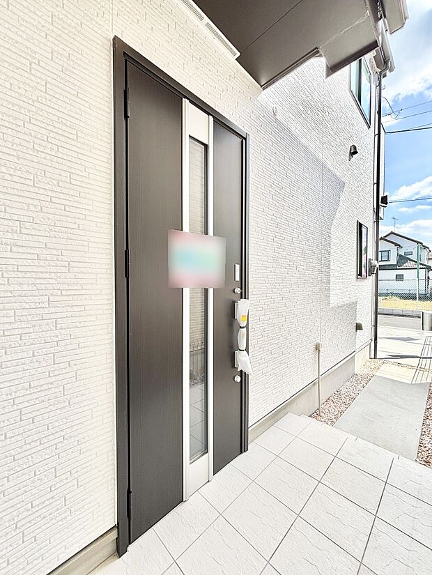 玄関前は雨が降っても濡れにくい屋根付き