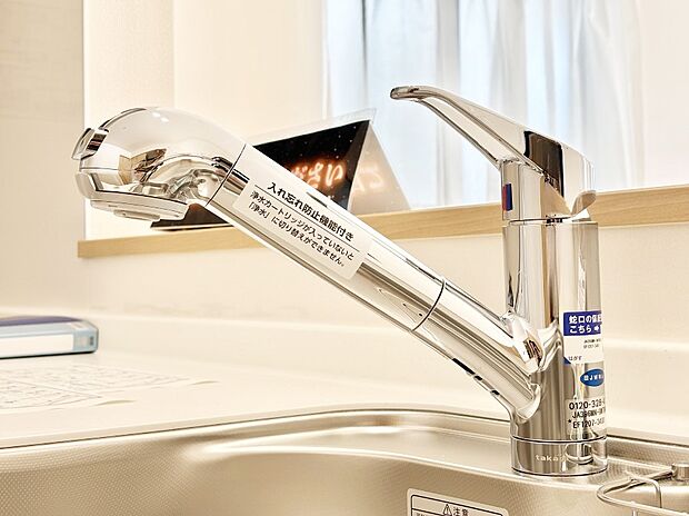 いつでも清潔なおいしいお水を。一つの水栓で水道水と浄水を使い分け。