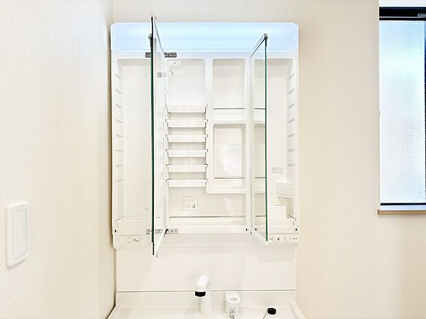 三面鏡の裏に、化粧品や衛生用品などを収納可能。洗面台をすっきりと保ちます！