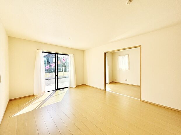 隣接の洋室を開放すればさらに広々空間に