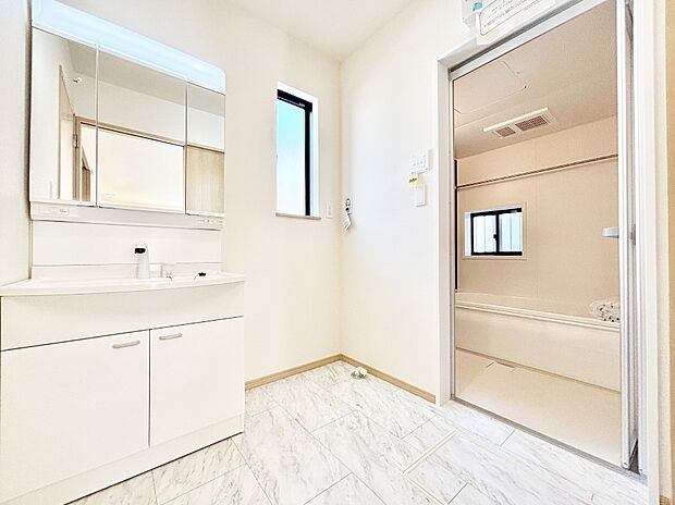 清潔感ある洗面化粧室で朝の身支度も快適