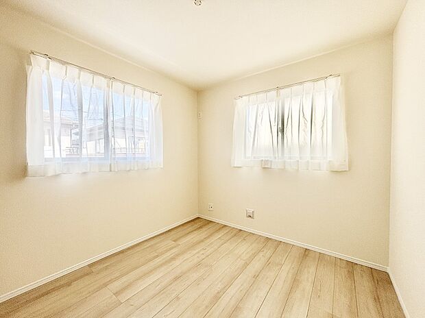 窓からのやさしい光が心地よいプライベートルーム