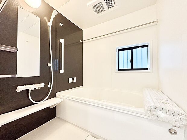 一日の疲れを癒してくれる明るい清潔感のあるバスルーム