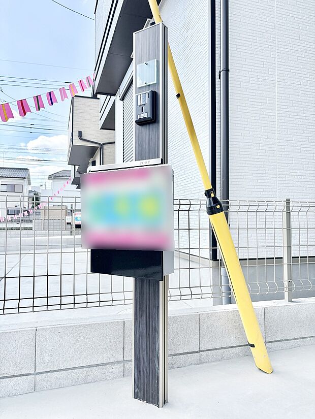 シンプルなデザインのポスト