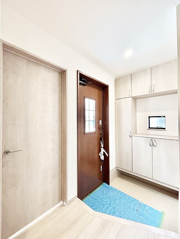 下駄箱はご家族の写真や季節のインテリアで飾り棚として演出できます