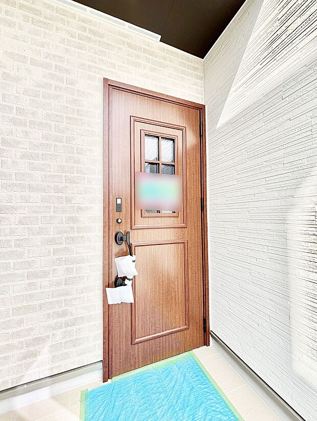 玄関前は雨が降っても濡れにくい屋根付き