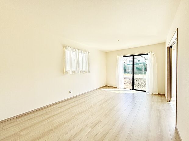 大きな窓からたっぷりの陽光と風を感じられるリビング